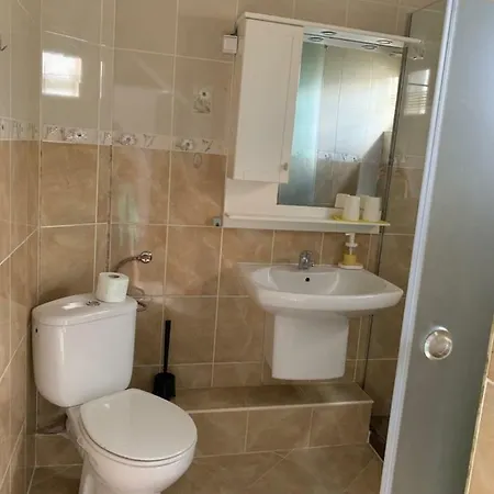 Apartamento Lilia 3 Self-check In With Hot Water Despite Prevention In The Neighborhood, Food And Drink Shop Open Until 10 Pm And Free Parking Area Next Ot 24 Food And Drink Shop And Free Parking Area